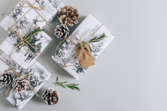 Vlastní vánoční balící papír pod stromečkem opravdu zaujme, obzvlášť když je ručně zdobený. S dalším zdobením to pak nemusíte přehánět, aby papír vyniknul.