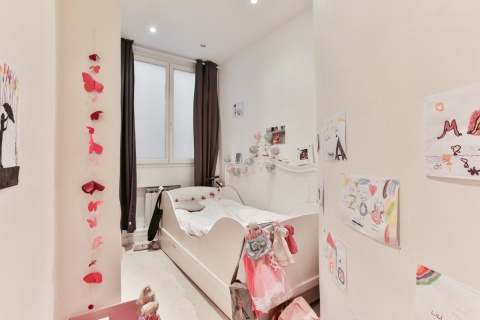 girl_child_decoration_white_walls_baby_room-1286903