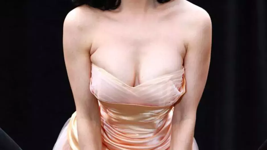 Krátké kalhoty, plisované sukně a usedlé kostýmky: Módní chyby, kterých se dopouštějí ženy po čtyřicítce