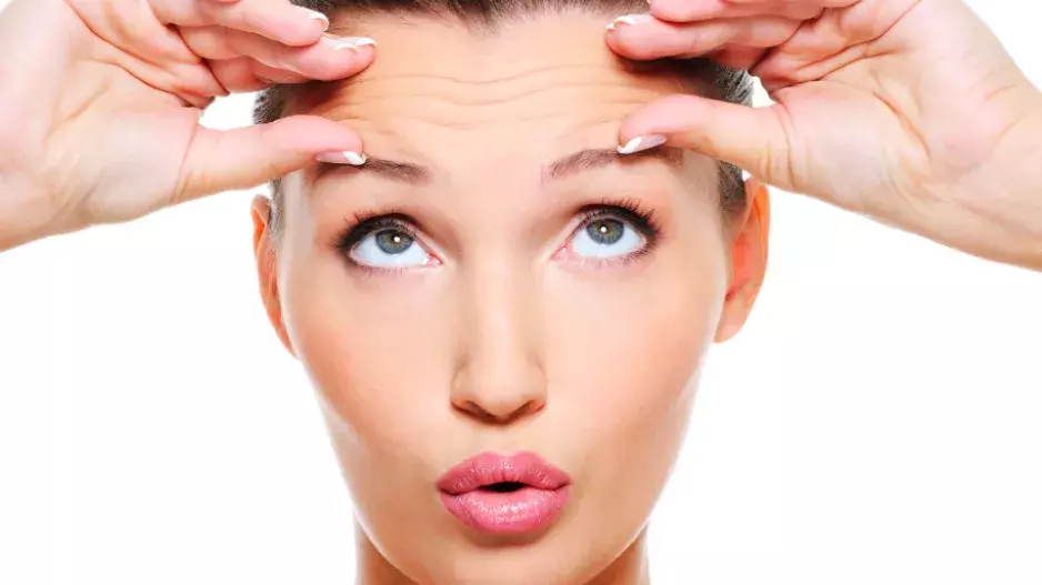 Vypadejte o několik let mladší i bez drahých krémů: Banánová maska, olivový olej a další přírodní metody, které pomáhají v boji proti vráskám