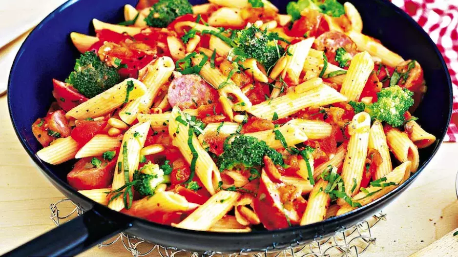 Sicilský těstovinový mix s křupavou zeleninou a kabanosem
