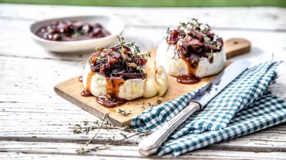 Hermelín se švestkovou omáčkou, rozinkami a tymiánem