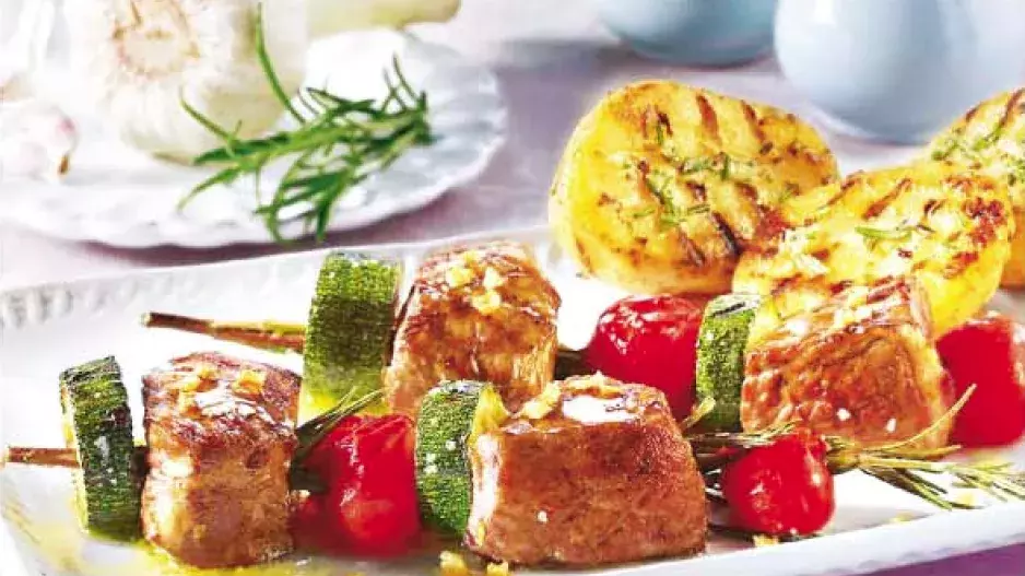 Vepřové šašliky s rozmarýnem a cuketou