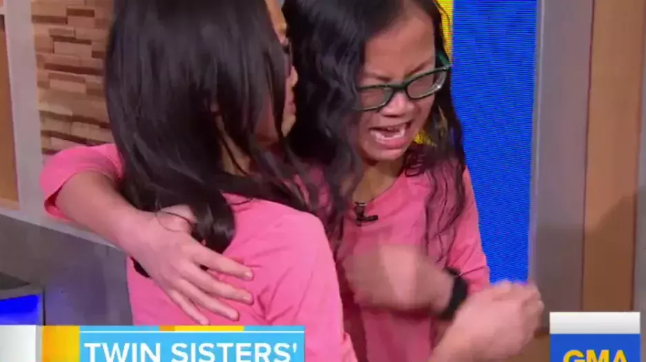 VIDEO: Jednovaječná dvojčata, která po porodu rozdělili, se konečně setkala.