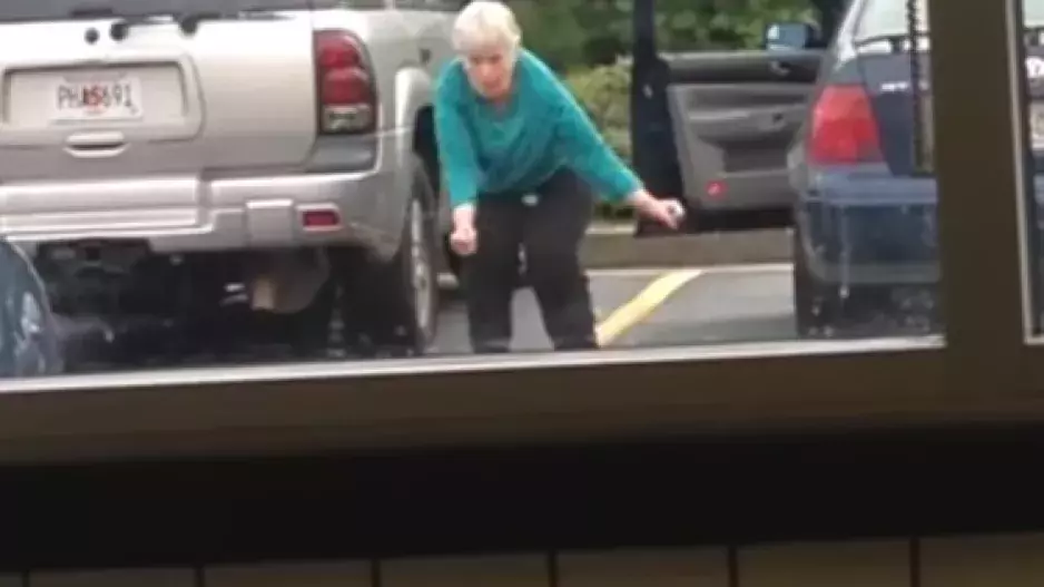 VIDEO TÝDNE: Tančící babička z parkoviště je hitem internetu!