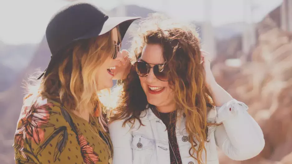 Nebojte se pochvaly. Zvyšuje sebevědomí, a když ji oplatíte, lidé vás budou mít raději