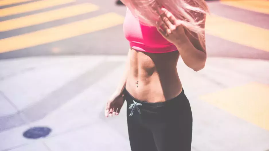 Vypracovaná postava do léta? Jde to i zábavně