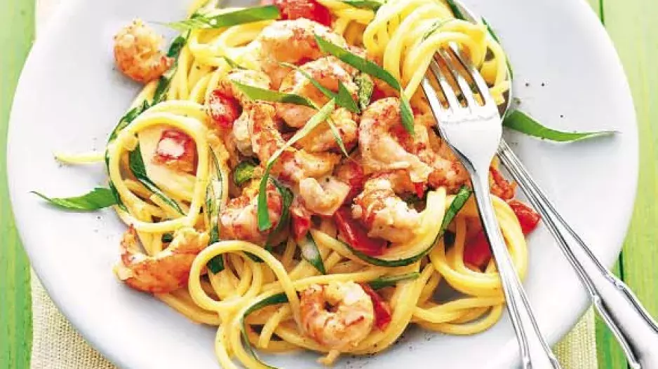 Špagety s krevetami na rajčatech a na smetaně