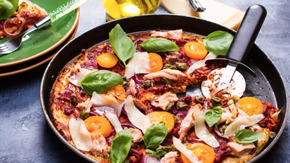 Recept: Bezlepková pizza s tuňákem a rajčaty