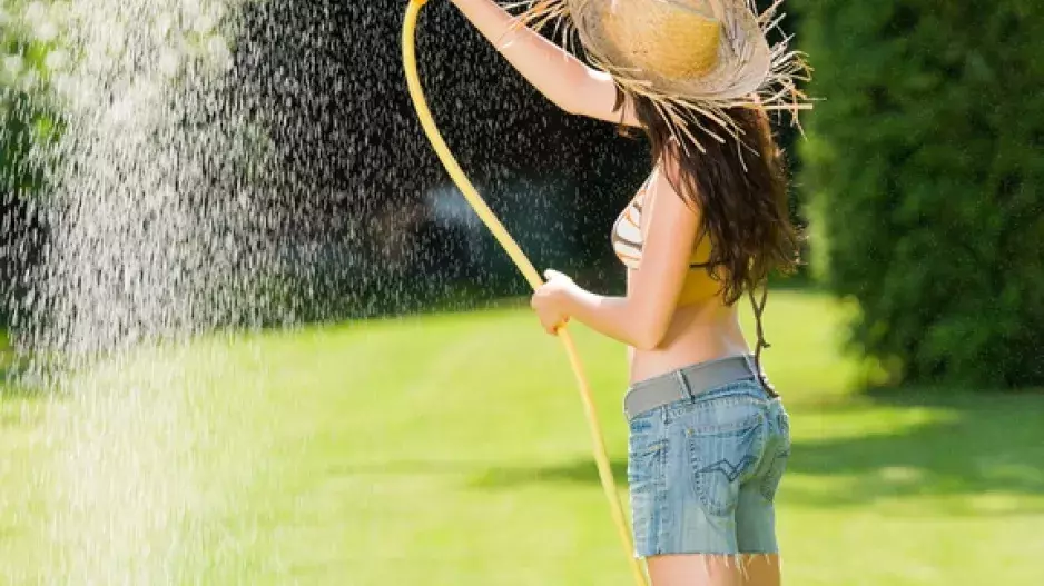 Jarní péče o trávník