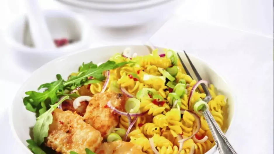Salát z fusilli a rybího filé