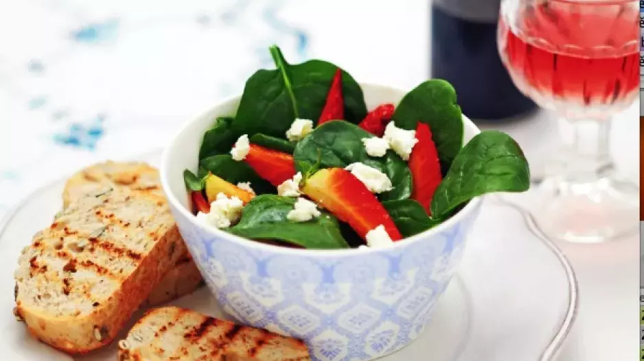 Jahodomanie 3: Špenátový salát s jahodami