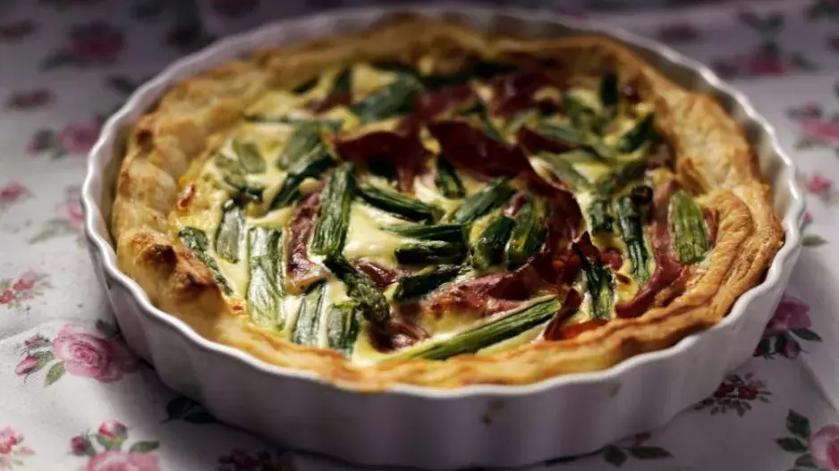 Quiche se šunkou a chřestem