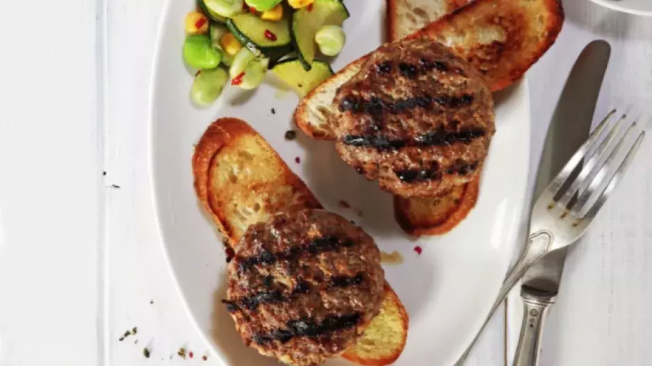 Grilujeme mleté 1: Hovězí placičky s boby