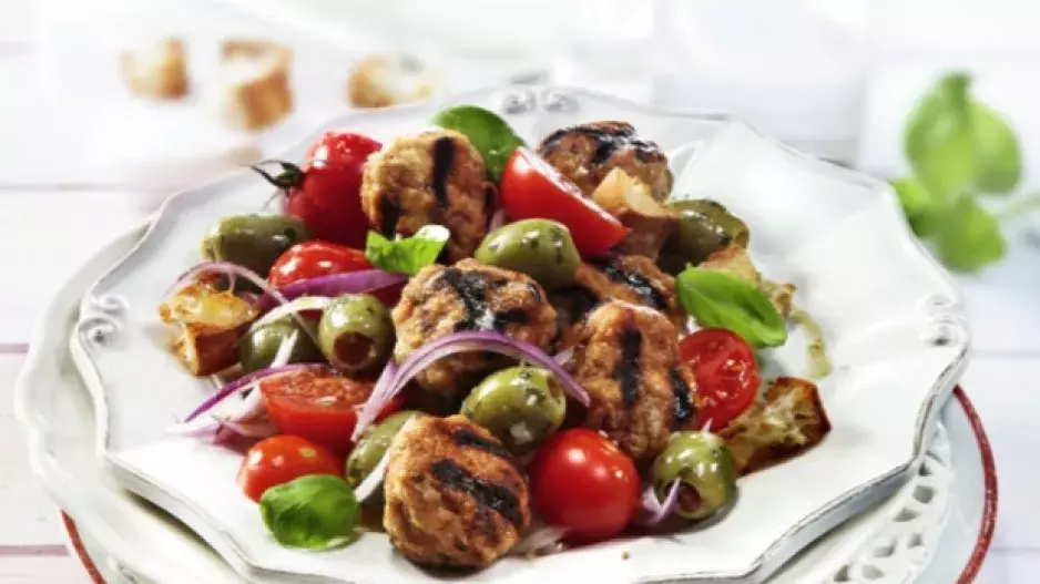Grilujeme mleté 2: Drůbeží kuličky v cherry salátu