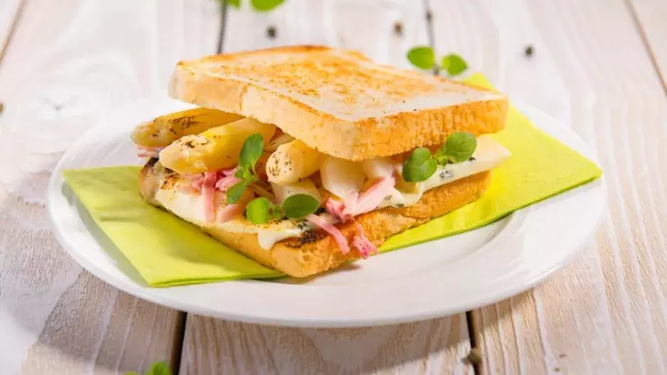 Toustování 2: Zapečený toust s chřestem