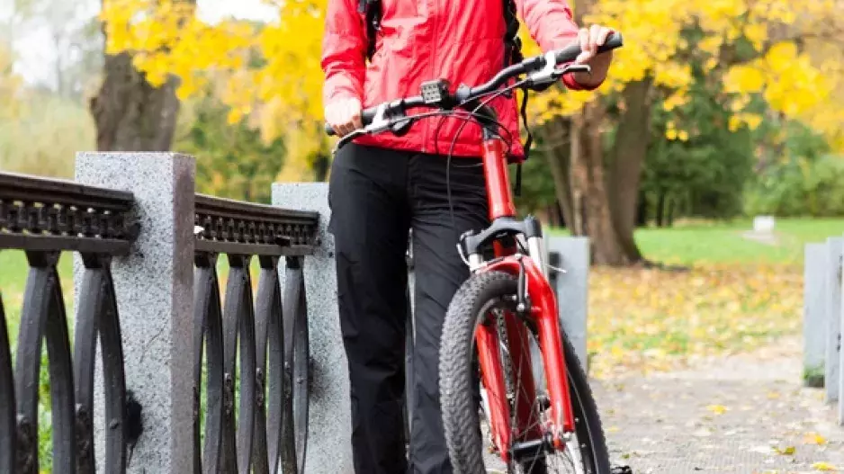 Podzim na kole: Jak nenastydnout