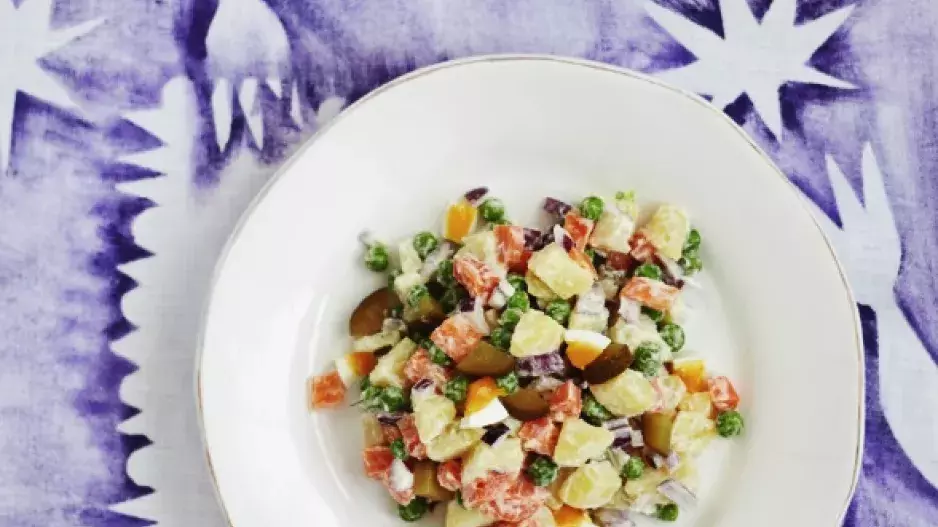 Bramborový salát 1: S červenou cibulí