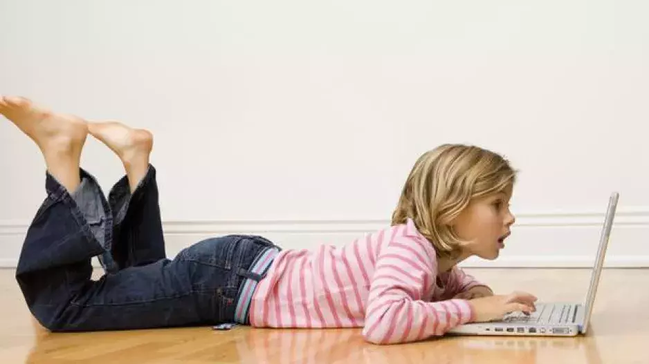 Děti na internetu: Nástrahy jsou všude. Jak se jim vyvarovat?