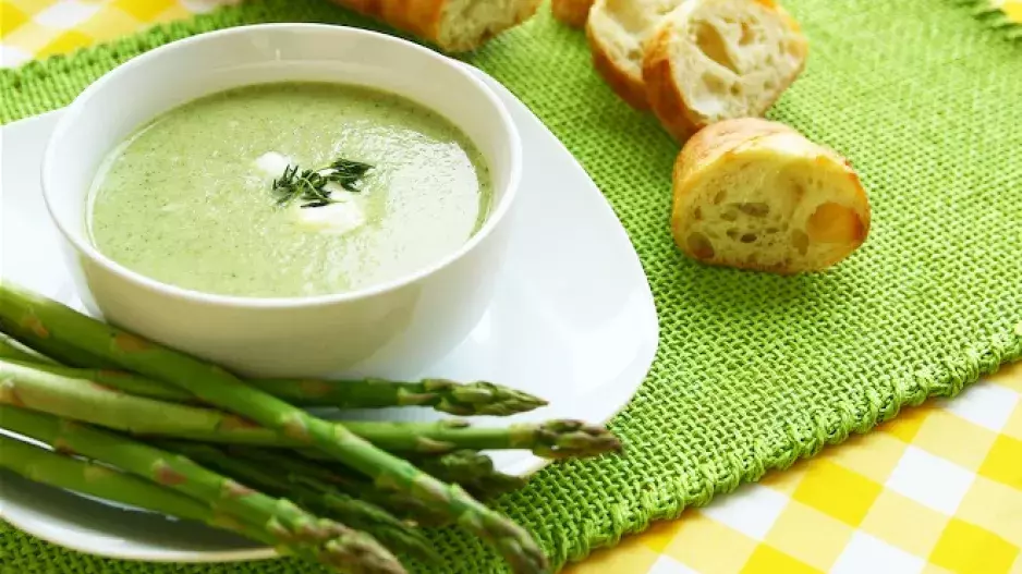 Chřestová krémová polévka s opečeným toustem