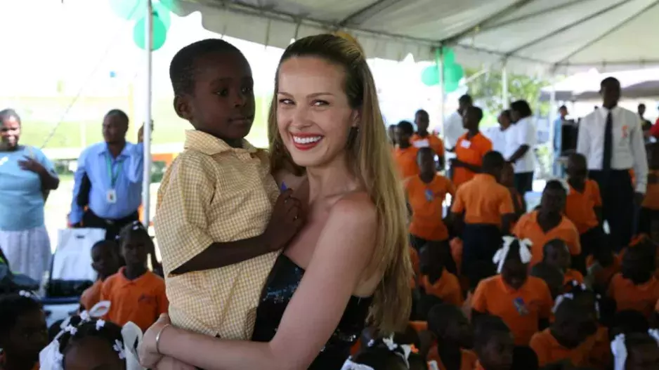 Topmodelka s duší anděla: Petra Němcová na Haiti postavila již 100. školu