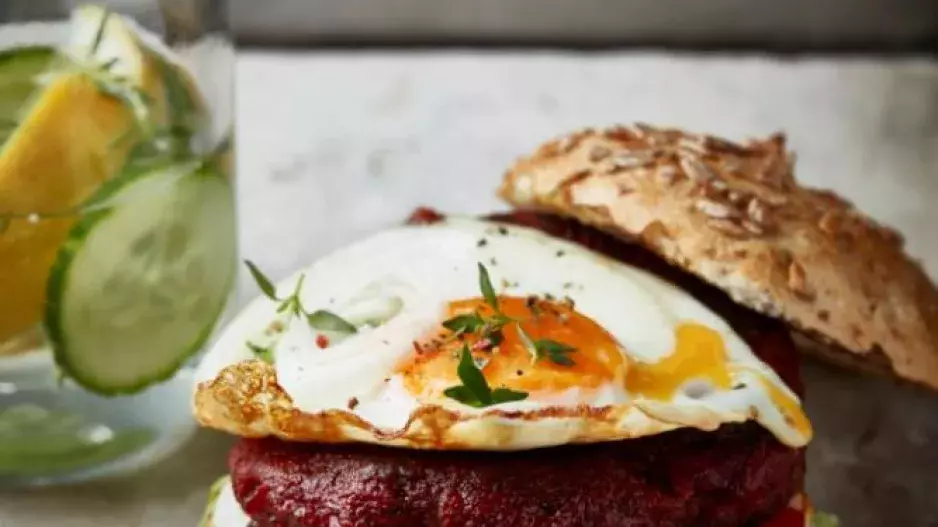 Burger z červené řepy s volským vokem