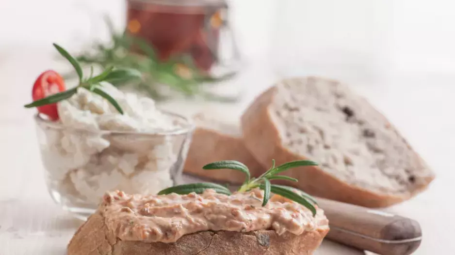 Pomazánka se sušenými rajčaty, kozím sýrem a rozmarýnem