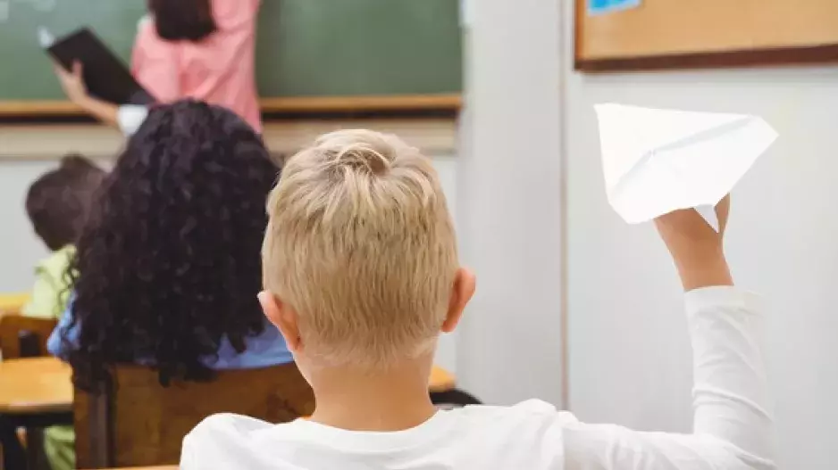 Zlobivé děti, arogantní rodiče, učitelé bez práce – tak vypadá výchova dětí v Čechách. Kdo za to může?