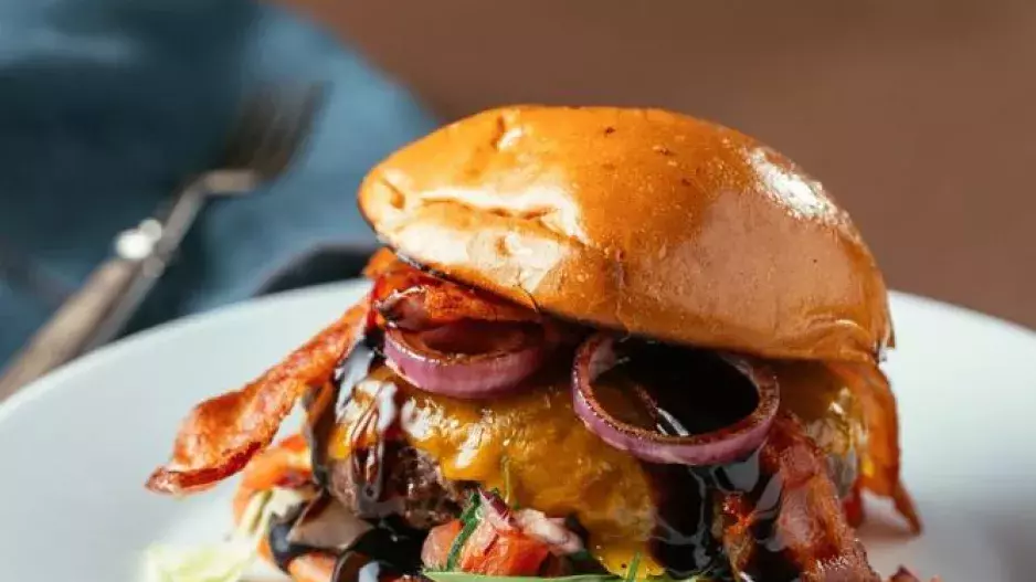 Recept: Hamburger se slaninou, čedarem a pečenou cibulkou