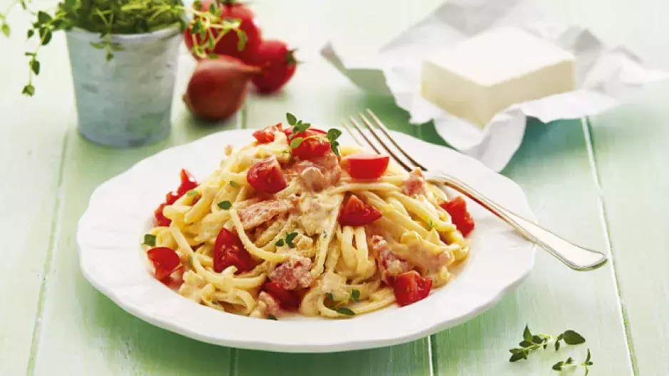 Recept: Sýrové těstoviny se šalotkou a rajčaty