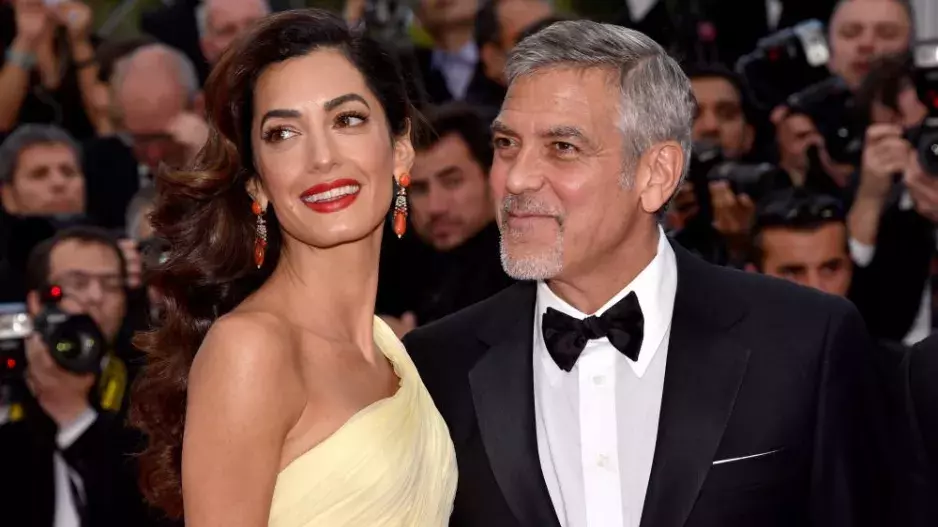 George Clooney je táta! Jeho manželka Amal porodila dvojčata
