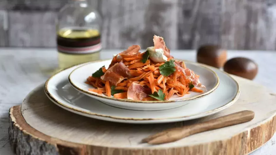 Recept: Marinovaný mrkvový salát s prosciutto chipsy