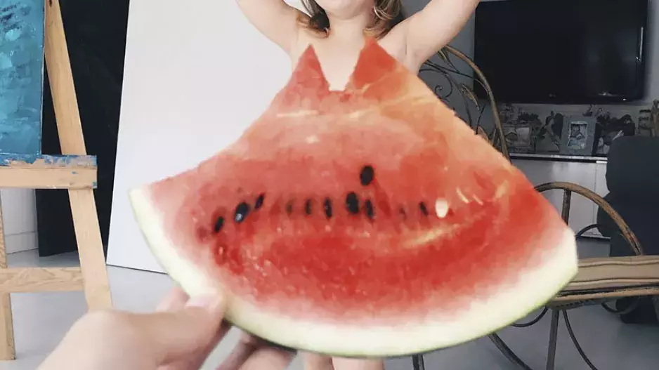 Maminka, která „obléká“ dceru do zeleniny a květin, se stala hvězdou internetu