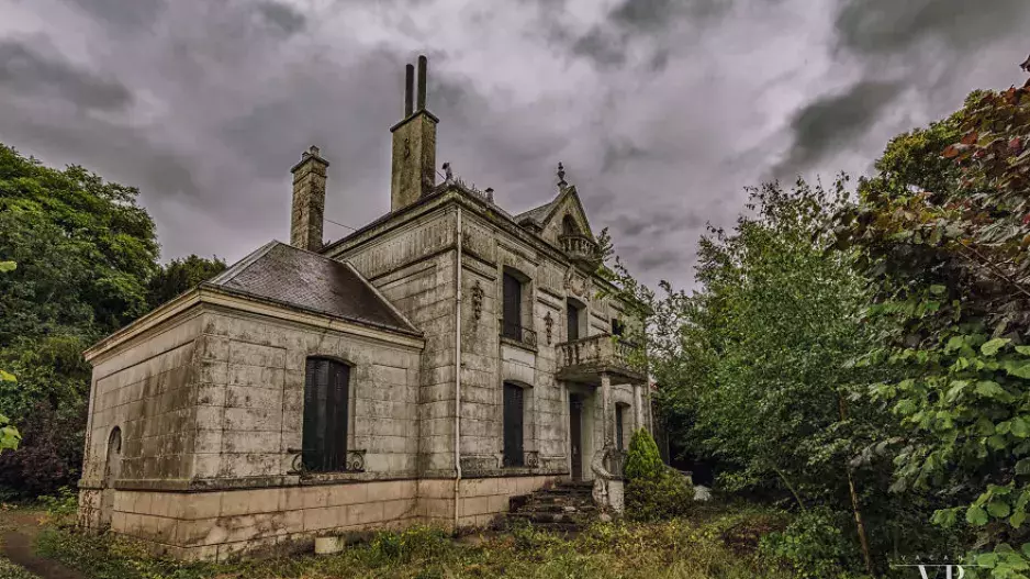 Při cestování francouzským venkovem objevil opuštěný dům. Neuvěříte, co bylo uvnitř.