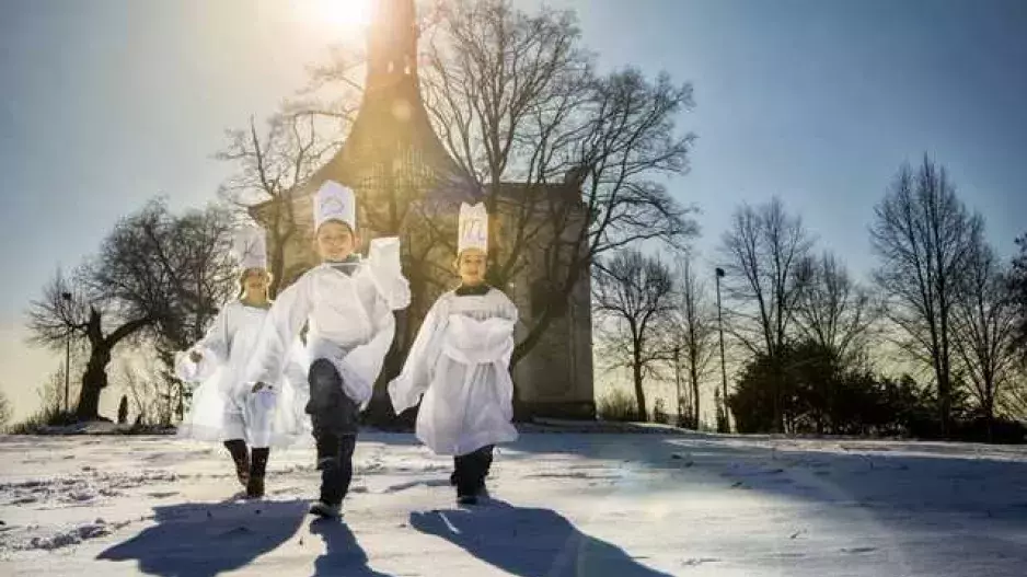 Fotografka zachytila tváře Vánoc ve světě. Co se děje ve Finsku, Dánsku nebo Velké Británii