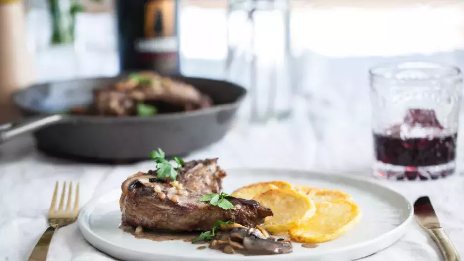 Recept: Vepřové kotlety na víně a žampionech