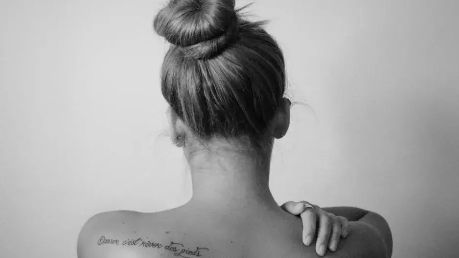 Bolí vás záda? S těmito 4 jednoduchými cviky už nebudou