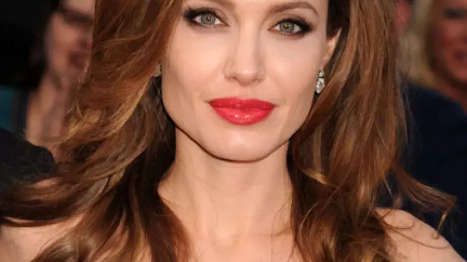 Manýry celebrit: Angelina koupila ostrov, Claudia Schiffer zase dům jen pro své šaty