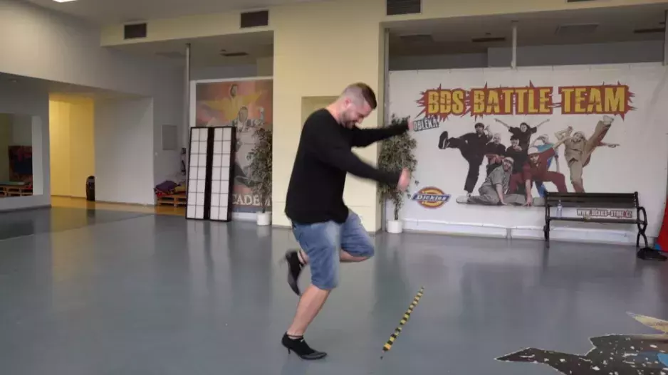 VIDEO: Když muži zkoušejí boty na podpatcích