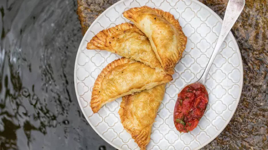 Recept: Rybí taštičky z křehkého těsta s rajčatovou salsou