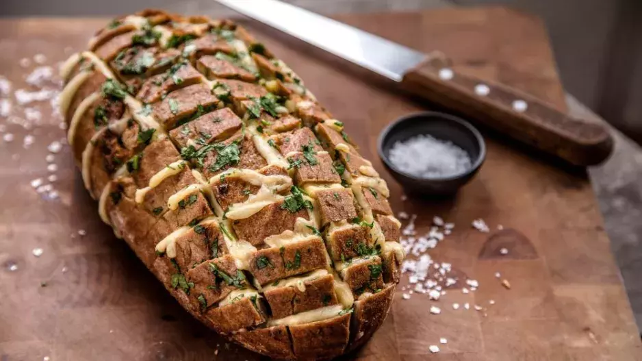 Recept: Zapečený chléb s bylinkami a sýrem