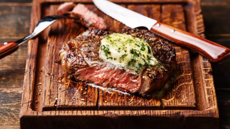 Recept: Hovězí steak s bylinkovým máslem