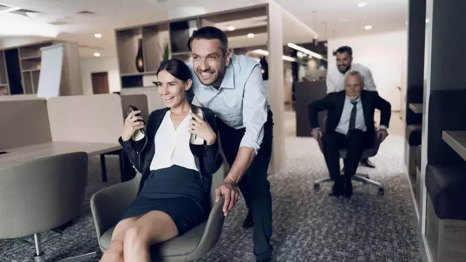 Uschlá květina na stole kancelář neoživí. Zkuste na to jít jinak