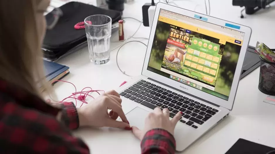 Chcete se stát milionářem, aniž byste se zvedli z gauče? Čtěte dál...