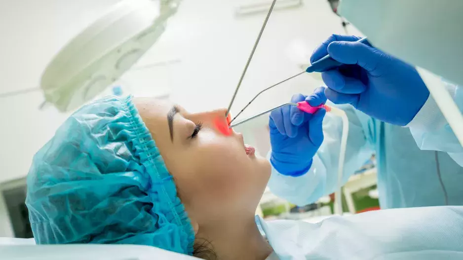 Chrápání i chronickou rýmu lze řešit laserovou operací 