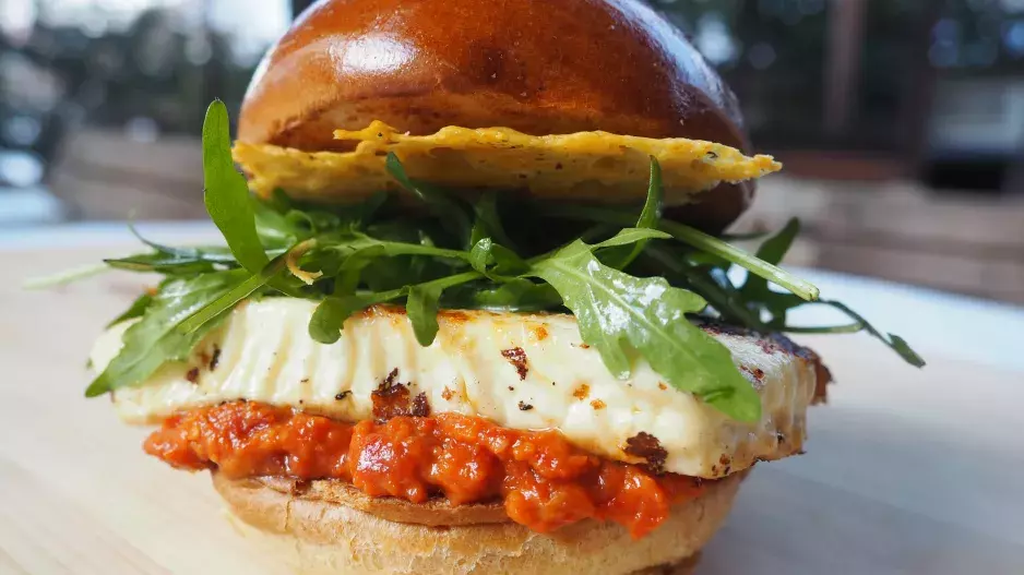 Letní grilování: Burger se sýrem a chipsem