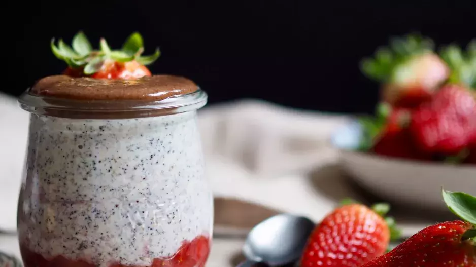 Recept: Maková kaše s mandlovým máslem a jahodami