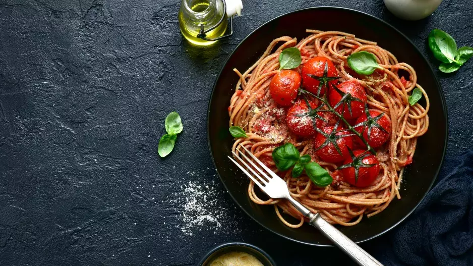 Letní špagety s cherry rajčaty doplněné kozím sýrem