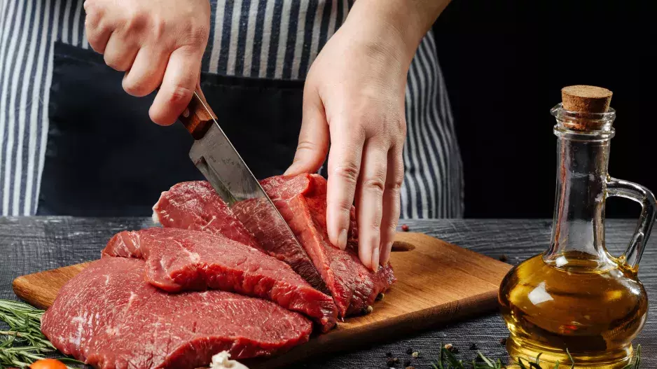 Bílkoviny = maso, maso = bílkoviny