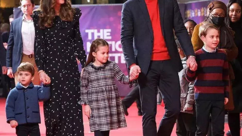 Kate Middleton a princ William sdíleli novou rodinnou fotografii a snesla se na ně vlna kritiky